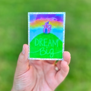 Adesivo "Teiera con glitter", adesivo in vinile cottagecore stravagante, citazione "Sogna in grande", adesivo fantasy, arte hygge accogliente, motto motivazionale