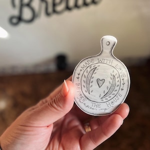 Sticker Made With Love Before The House Wakes Up, pain et planche au levain dessinés à la main, autocollant en vinyle confortable du boulanger du matin, hygge, cottagecore