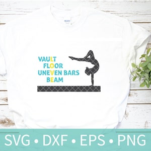 Puede incluir: Una camiseta blanca con la silueta de una gimnasta en una viga de equilibrio. El texto "VAULT FLOOR UNEVEN BARS BEAM" está escrito en letras azules y amarillas.