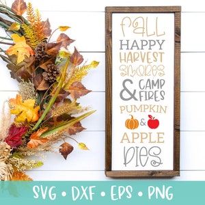 Puede incluir: Un letrero de madera con el texto "Fall Happy Harvest Smores & Camp Fires Pumpkin & Apple Pies" en una fuente rústica. El letrero está decorado con un pequeño gráfico de calabaza y manzana.