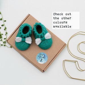 Handmade Newborn Baby Shoes / Cute Baby Booties / Photo Prop / Crochet Baby wool booties with bow / Baby Shower Gift / Girl Baby Present