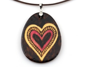 Collar colgante de madera del corazón, obras de arte de pirografía de leña a mano alzada, joyas de pirografía hechas a mano, joyas ligeras de granja rústica