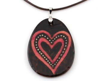 Collar colgante de madera de corazón rosa, arte de pirograbado de leña a mano alzada, joyería de pirograbado hecha a mano, regalo de joyería de granja rústica