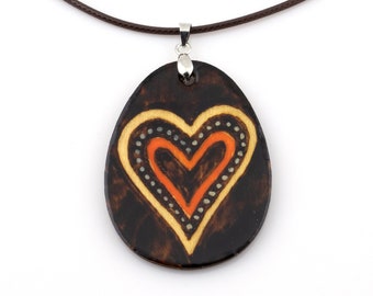 Collar colgante de madera de corazón, obra de arte de pirograbado de madera a mano alzada, joyería de pirograbado hecha a mano, joyería de abedul claro original rústico