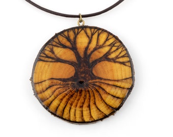 Colgante Árbol de la Vida — Collar artesanal con pirograbado sobre rodaja de madera de olmo
