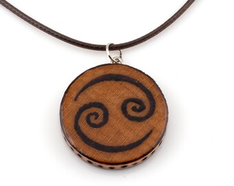 Collar con colgante del signo zodiacal Cáncer: Arte pirograbado, joyería rústica bohemia