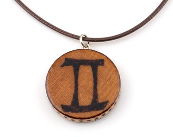 Collar colgante Gemini Zodiac Sign Air Element, arte de pirografía de leña hecho a mano, joyería rústica Boho, regalo ecológico para ella