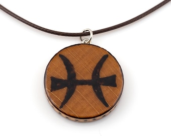 Colgante del signo zodiacal Piscis: Collar artístico de pirograbado