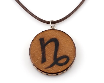 Collar colgante Capricornio Zodiac Sign Earth Element, arte de pirografía de leña hecha a mano, joyería rústica Boho, regalo ecológico para ella