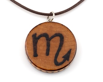 Collar colgante Escorpio Zodiac Sign Water Element, arte de pirografía de leña hecho a mano, joyería rústica Boho, regalo ecológico para ella