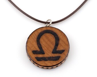Collar colgante Libra Zodiac Sign Air Element, arte de pirografía de leña hecho a mano, joyería rústica Boho, regalo ecológico para ella