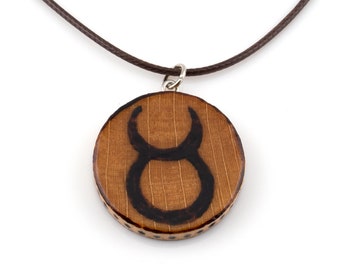 Collar colgante Taurus Zodiac Sign Earth Element, arte de pirografía de leña hecho a mano, joyería rústica Boho, regalo ecológico para ella