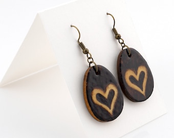 Pendientes de corazón pirograbados: Joyería rústica con arte en madera quemada