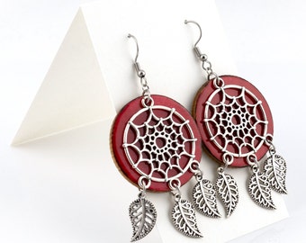 Pendientes atrapasueños hechos a mano con madera pirograbada: Madera de abedul rojo, dijes metálicos