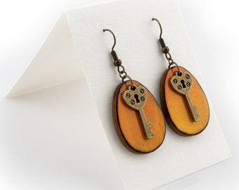 Pendientes de madera ligeros con encanto de bronce de llave de corazón esqueleto, pintados a mano y quemados de madera, joyería de fantasía rústica, regalo ecológico