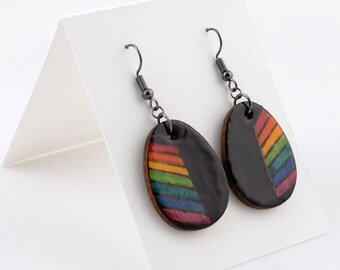 Pendientes de arco iris de madera, quema de madera hecha a mano y arte pintado con acuarela, joyería LGBTQ de granja rústica, regalo ecológico para un amigo