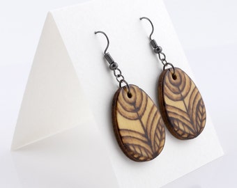 Pendientes de madera de flores minimalistas, pirografía a mano alzada, arte de quema de madera hecho a mano, joyería rústica, regalo ecológico para ella, regalo para esposa