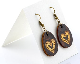 Pendientes de pirografía de corazón, Joyas de la naturaleza de madera, Quema de madera a mano alzada, Diseño rústico único, Regalo de amor ecológico, Regalo para hija