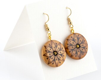 Pendientes de madera con círculo de arte mandala, obras de arte de pirografía a mano alzada, cuentas de vidrio checas doradas, joyas de diseño rústico únicas, joyas navideñas
