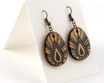 Pendientes de madera con pirograbado tribal — Joyería rústica boho hecha a mano
