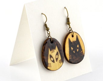 Pendientes ovalados de madera de gatos blancos y negros, quema de madera hecha a mano, regalo amante de los gatos, joyería ligera, arte divertido animal, madera real
