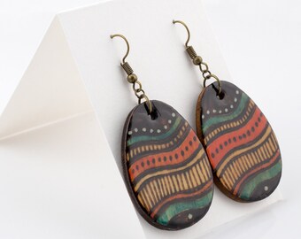 Pendientes de madera ligeros hippie étnicos tribales, joyería de leña hecha a mano, joyería de arte tribal rústico, regalo ecológico para ella