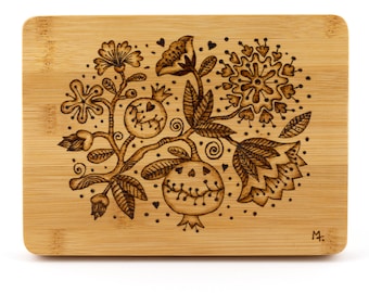 Tabla de queso para servir corte de bambú, corazón de flores, arte de pirografía de leña, decoración del hogar de cocina rústica, regalo de inauguración de la casa, regalo para ella