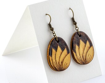 Pendientes de madera de loto, Arte espiritual, Pirograbado a mano alzada, Arte de quema de madera hecho a mano, Joyería de yoga rústica, Diseño oscuro único, Madera real
