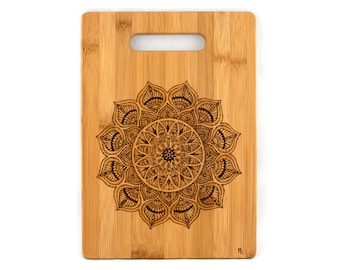 Tabla de cortar de bambú con decoración de mandala, Pirograbado a mano alzada, Decoración de cocina rústica, Arte de quema de madera hecho a mano, Regalo ecológico para profesores de yoga