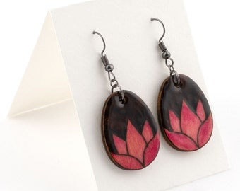 Pendientes artesanales de madera de loto: Arte de pirografía, joyería rústica para yoga