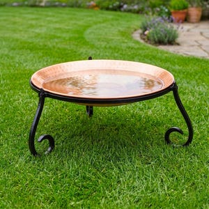 Comedero/bañera para pájaros independiente de cobre de 33 cm con soporte.