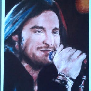 Puede incluir: Un dibujo a lápices de colores de una persona con cabello oscuro cantando en un micrófono. El sujeto tiene tez clara, una leve sonrisa y viste una camisa oscura. El fondo es oscuro con dos puntos de luz circulares de color naranja.