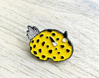 Alfiler nudibranquio del conejito del mar amarillo