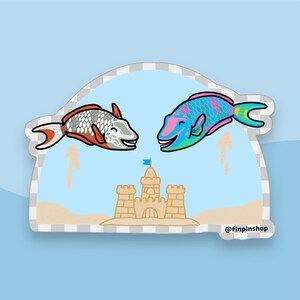 Puede incluir: Una pegatina con dos peces de dibujos animados con caras sonrientes, un castillo de arena y el texto "@finpinshop".