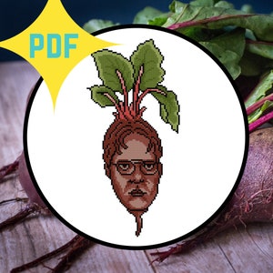 Puede incluir: Un patrón de punto de cruz de píxeles de una remolacha con la cara de un hombre. La remolacha tiene hojas verdes y el hombre tiene cabello castaño, gafas y una expresión seria.