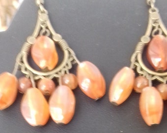 Boucles d'oreilles chandelier avec perles dans une couleur marron ambre.