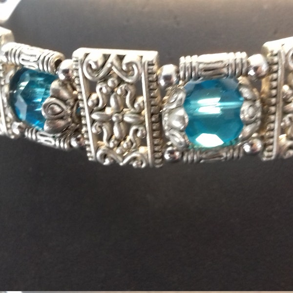 Magnifique bracelet argent et pierre bleue.