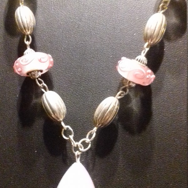 Magnifique collier de perles de Murano et perles de métal ciselé.