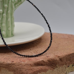 Zarte Halskette, schwarzer Stein-Choker, 925 Silber, Spinellkette, leichter Rundhalsausschnitt, minimale Halskette, dünne Halskette, Made in Italy