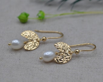 White freshwater pearl earrings, 18 kt gold plated 925 silver, dangling earrings, geometric earring, wedding, handmade Italy