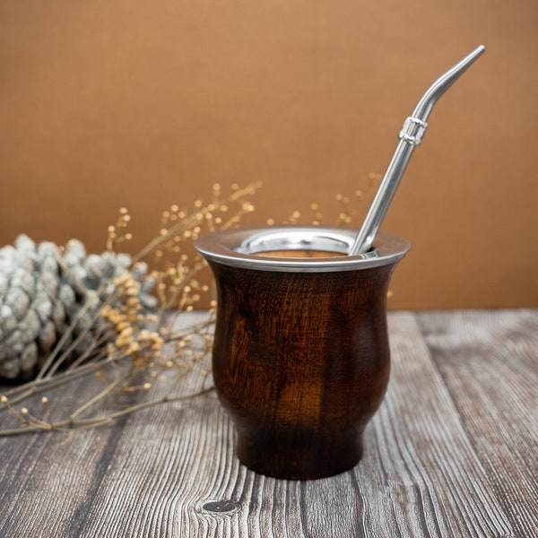 Mate de madera con cuero, mate argentino, yerba mate, tradición argentina