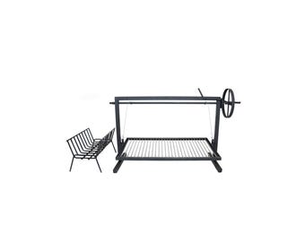 Könnte beinhalten: Ein schwarzer Metall-Außengrill mit Rost und Rad zur Höhenverstellung. Links befindet sich ein passender schwarzer Metall-Holzhalter. Der Grill ist für das Kochen und Grillen im Freien konzipiert.