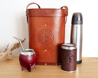 Set completo de mate , Matera de cuero, yerbatera, mate y bombilla.