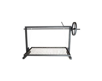 Puede incluir: Una parrilla de metal negro con una rejilla de cocción rectangular. La parrilla tiene una rueda grande en el lateral y una manija para ajustar la altura de la rejilla. La parrilla está diseñada para cocinar al aire libre.