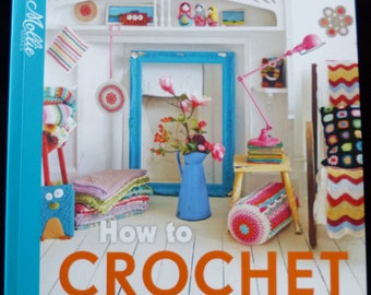 Mollie Makes How to Crochet - Book for Beginners with 100 Techniques & 15 Easy Modern Projects