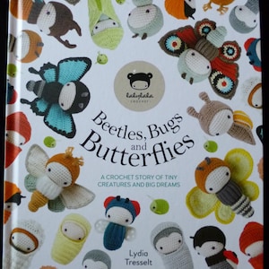 Könnte beinhalten: Ein Buchcover mit bunten gehäkelten Käfern, Insekten und Schmetterlingen. Der Titel lautet "Beetles, Bugs and Butterflies: A Crochet Story of Tiny Creatures and Big Dreams" von Lydia Tresselt.
