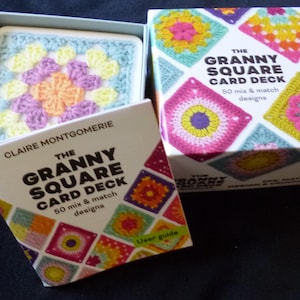 Baraja de cartas The Grandma Square: 50 diseños combinables de Claire Montgomerie. Caja con 50 tarjetas con patrones de crochet + folleto