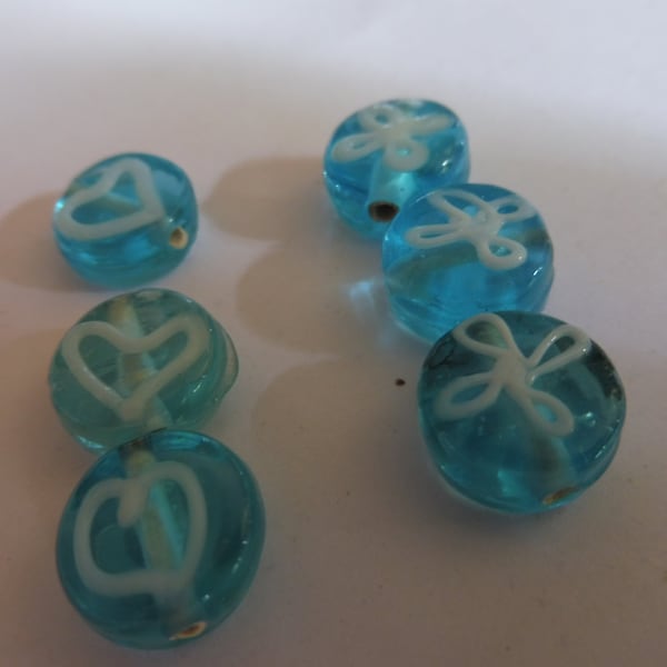 Jolies perles turquoise artisanales indiennes en verre gravées d'un coeur blanc ou d'une fleur blanche lot de 5