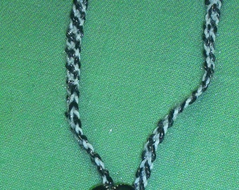Joli collier pendentif très original fleur noire et strass fait main