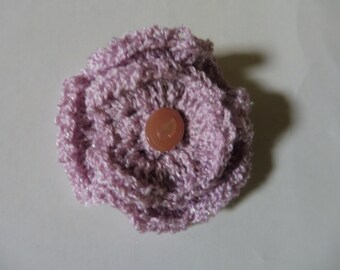 Broche fleur faite main en fil acrylique rose pâle